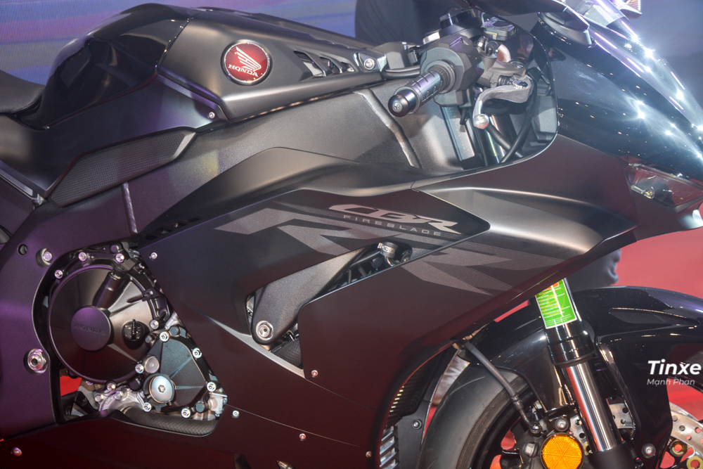 Si&ecirc;u m&ocirc; t&ocirc; Honda CBR1000RR-R Fireblade thế hệ mới được trang bị động cơ 4 xylanh thẳng h&agrave;ng, dung t&iacute;ch 999 ph&acirc;n khối, l&agrave;m m&aacute;t bằng chất lỏng, sản sinh ra c&ocirc;ng suất tối đa 215 m&atilde; lực tại v&ograve;ng tua m&aacute;y 14.500 v&ograve;ng/ph&uacute;t v&agrave; m&ocirc;-men xoắn cực đại 113 Nm tại tua m&aacute;y 12.500 v&ograve;ng/ph&uacute;t. Hộp số c&ocirc;n tay 6 tốc độ.