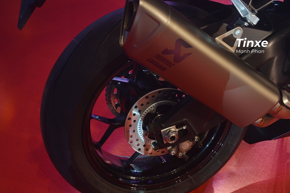 Đi k&egrave;m với khối động cơ tr&ecirc;n, si&ecirc;u m&ocirc; t&ocirc; Honda CBR1000RR-R Fireblade c&ograve;n được trang bị hệ thống ống xả bằng titan do h&atilde;ng Akrapovic ph&aacute;t triển với điểm nhấn l&agrave; trọng lượng lon p&ocirc; giảm 385 so với mẫu xe đời trước. Cả Honda CBR1000RR-R Fireblade v&agrave; Honda CBR1000RR-R Fireblade SP đều sử dụng p&ocirc; titan của h&atilde;ng Akrapovic nhưng m&agrave;u sắc sẽ kh&aacute;c nhau.
