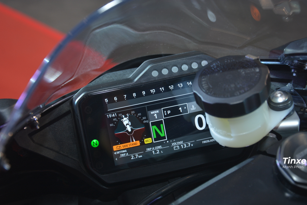 Si&ecirc;u m&ocirc; t&ocirc; Honda CBR1000RR-R Fireblade được trang bị m&agrave;n h&igrave;nh TFT k&iacute;ch thước 5 inch thể hiện nhiều th&ocirc;ng số cơ bản của xe như tốc độ, qu&atilde;ng đường, lượng xăng c&ograve;n lại, cấp số hay c&aacute;c th&ocirc;ng số chạy của xe...