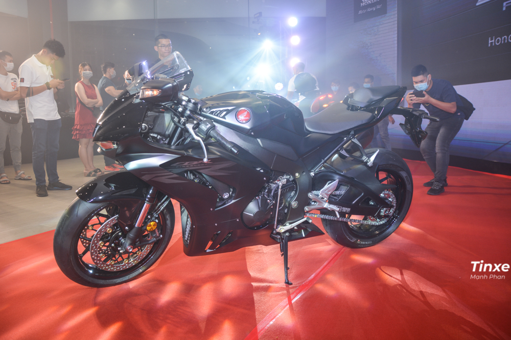 C&oacute; thể xem Honda CBR1000RR-R Fireblade l&agrave; phi&ecirc;n bản đường phố của si&ecirc;u m&ocirc; t&ocirc; d&agrave;nh cho đường đua Honda RC213V. Đơn giản l&agrave; thiết kế của xe vay mượn từ mẫu m&ocirc; t&ocirc; của đội đua HRC, kh&ocirc;ng những thế c&ograve;n c&oacute; khung sườn, th&acirc;n xe, động cơ cũng được Honda mang từ RC213V sang CBR1000RR-R Fireblade.