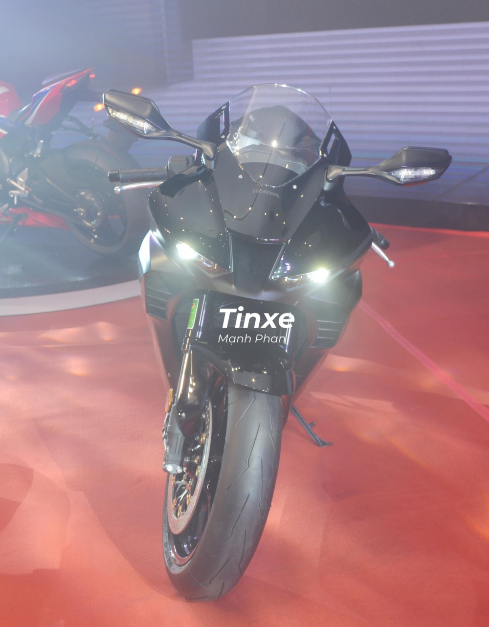 Honda CBR1000RR-R Fireblade c&ograve;n được trang bị hệ thống c&aacute;nh gi&oacute; lấy cảm hứng từ mẫu xe đua RC213V, nhằm gi&uacute;p si&ecirc;u m&ocirc; t&ocirc; n&agrave;y tăng lực &eacute;p xuống mặt đường v&agrave; cải thiện độ ổn định khi v&agrave;o cua.