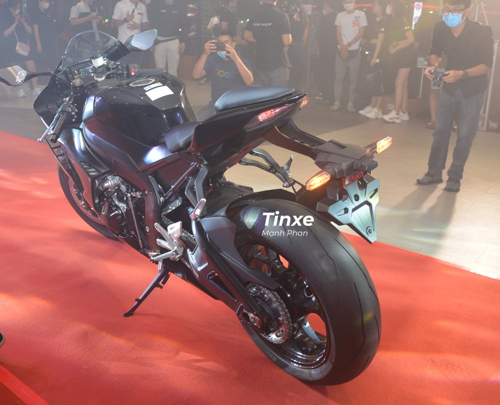 Si&ecirc;u m&ocirc; t&ocirc; Honda CBR1000RR-R Fireblade c&oacute; k&iacute;ch thước tổng thể bao gồm chiều d&agrave;i 2.100 mm, rộng 745 mm v&agrave; cao 1.140 mm. Khoảng c&aacute;ch trục b&aacute;nh xe l&agrave; 1.455 mm, chiều cao y&ecirc;n xe Honda CBR1000RR-R Fireblade t&iacute;nh từ mặt đất l&agrave; 830 mm, khoảng s&aacute;ng gầm xe 115 mm. Trọng lượng của xe Honda CBR1000RR-R Fireblade 201 kg.