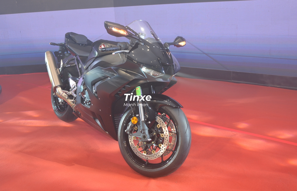 Những chiếc si&ecirc;u m&ocirc; t&ocirc; Honda CBR1000RR-R Fireblade ph&acirc;n phối ch&iacute;nh h&atilde;ng tại Việt Nam sẽ c&oacute; 2 m&agrave;u sơn ch&iacute;nh l&agrave; đen v&agrave; đỏ-trắng-xanh. Gi&aacute; xe Honda CBR1000RR-R Fireblade theo diện ch&iacute;nh h&atilde;ng sẽ l&agrave; 949 triệu đồng, đ&atilde; bao gồm VAT nhưng chưa t&iacute;nh chi ph&iacute; lăn b&aacute;nh.