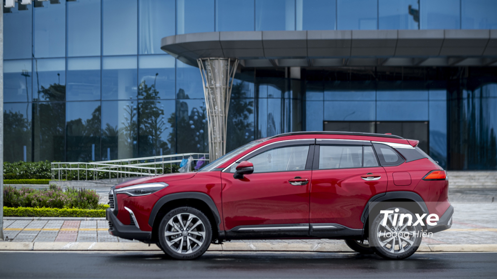 Nếu so với c&aacute;c đối thủ c&ugrave;ng ph&acirc;n kh&uacute;c th&igrave; Toyota Corolla Cross c&oacute; k&iacute;ch thước hơi nhỉnh hơn một ch&uacute;t.