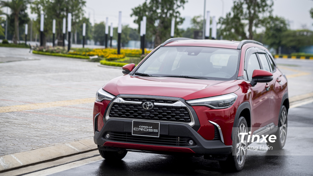 Nếu c&aacute;c bạn kh&ocirc;ng đủ chi ph&iacute; cho Toyota Corolla Cross 1.8HV th&igrave; Toyota Corolla Cross 1.8V cũng l&agrave; một lựa chọn đ&aacute;ng tiền cho ph&acirc;n kh&uacute;c crossover cỡ nhỏ. 