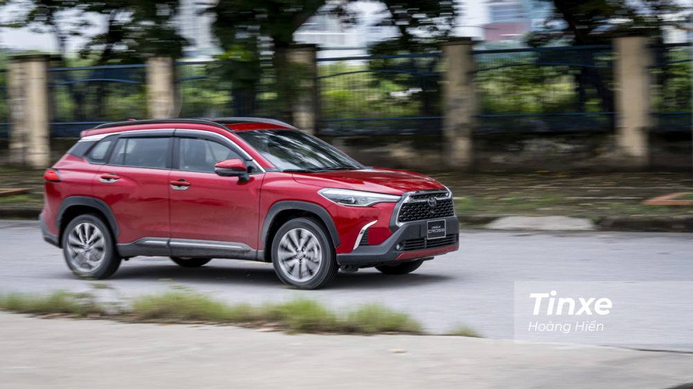 Toyota Corolla Cross l&agrave; mẫu xe đem lại cảm gi&aacute;c l&aacute;i &ecirc;m &aacute;i v&agrave; ph&ugrave; hợp với việc di chuyển h&agrave;ng ng&agrave;y trong đ&ocirc; thị hoặc chạy ổn định tr&ecirc;n cao tốc.