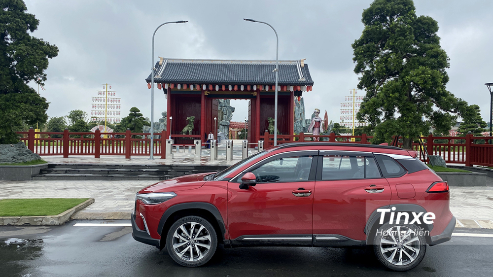 Toyota Corolla Cross mang lại cảm giác vận hành êm ái, đủ mạnh mẽ và phù hợp để di chuyển trên những cung đường hàng ngày.