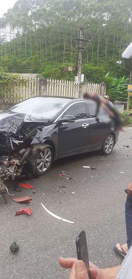 Nam thanh niên nằm trên nóc ô tô sau vụ tai nạn