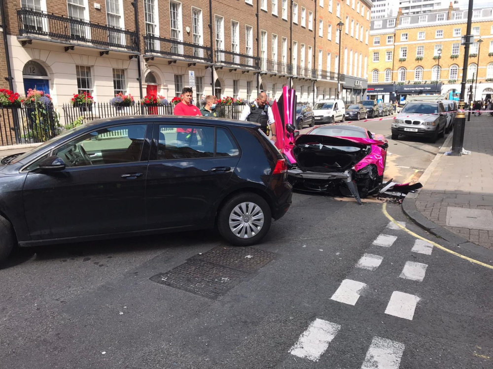 H&igrave;nh ảnh si&ecirc;u xe McLaren 570S m&agrave;u hồng gặp nạn tại London gần đ&acirc;y