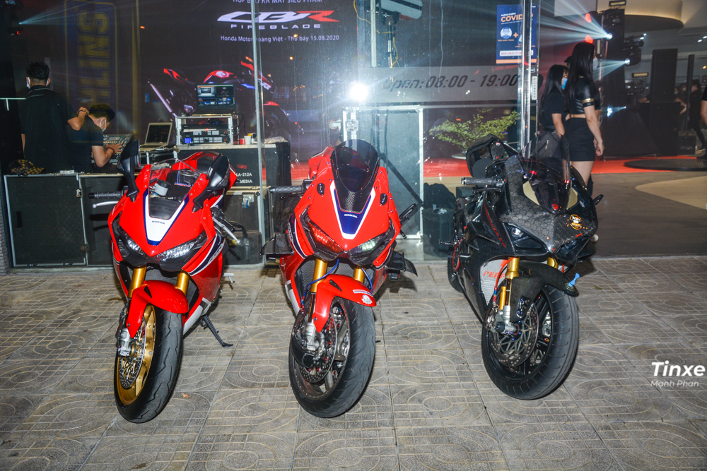 Bên cạnh cặp đôi Honda CBR1000RR Fireblade còn xuất hiện một chiếc siêu mô tô đến từ Ý, Ducati Panigale V4. Bên cạnh cặp đôi Honda CBR1000RR Fireblade còn xuất hiện một chiếc siêu mô tô đến từ Ý, Ducati Panigale V4.