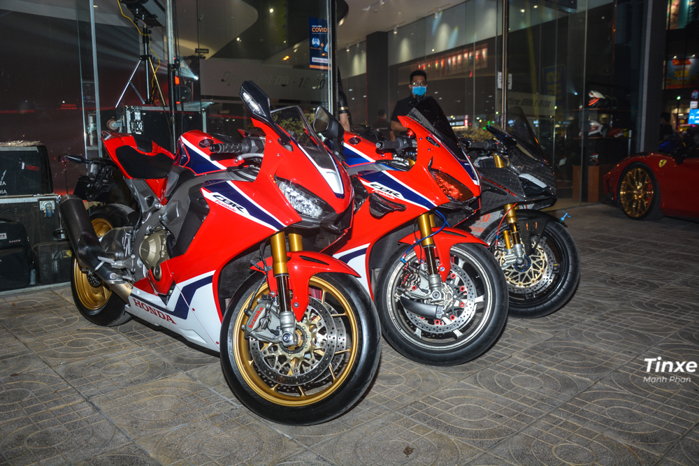 Tất nhiên là các biker VIP đến tham dự đều điều khiển những chiếc siêu mô tô rất đỉnh, trong ảnh là bộ đôi Honda CBR1000RR phiên bản Fireblade đỗ cạnh nhau với bộ áo đỏ-trắng-xanh rất nổi bật. Tất nhiên là các biker VIP đến tham dự đều điều khiển những chiếc siêu mô tô rất đỉnh, trong ảnh là bộ đôi Honda CBR1000RR phiên bản Fireblade đỗ cạnh nhau với bộ áo đỏ-trắng-xanh rất nổi bật.