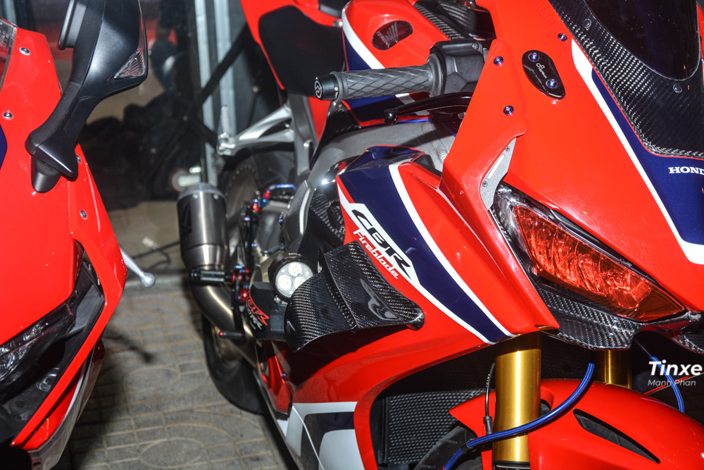 Đỗ bên cạnh chiếc Ducati Panigale V4 với dàn áo full carbon còn có một chiếc Honda CBR1000RR Fireblade với một số chi tiết độ carbon ở ngoại hình bên màu sơn đỏ-trắng-xanh rất cá tính. Hai bên quây của xe có thêm vây cá mới bằng carbon. Đỗ bên cạnh chiếc Ducati Panigale V4 với dàn áo full carbon còn có một chiếc Honda CBR1000RR Fireblade với một số chi tiết độ carbon ở ngoại hình bên màu sơn đỏ-trắng-xanh rất cá tính. Hai bên quây của xe có thêm vây cá mới bằng carbon.