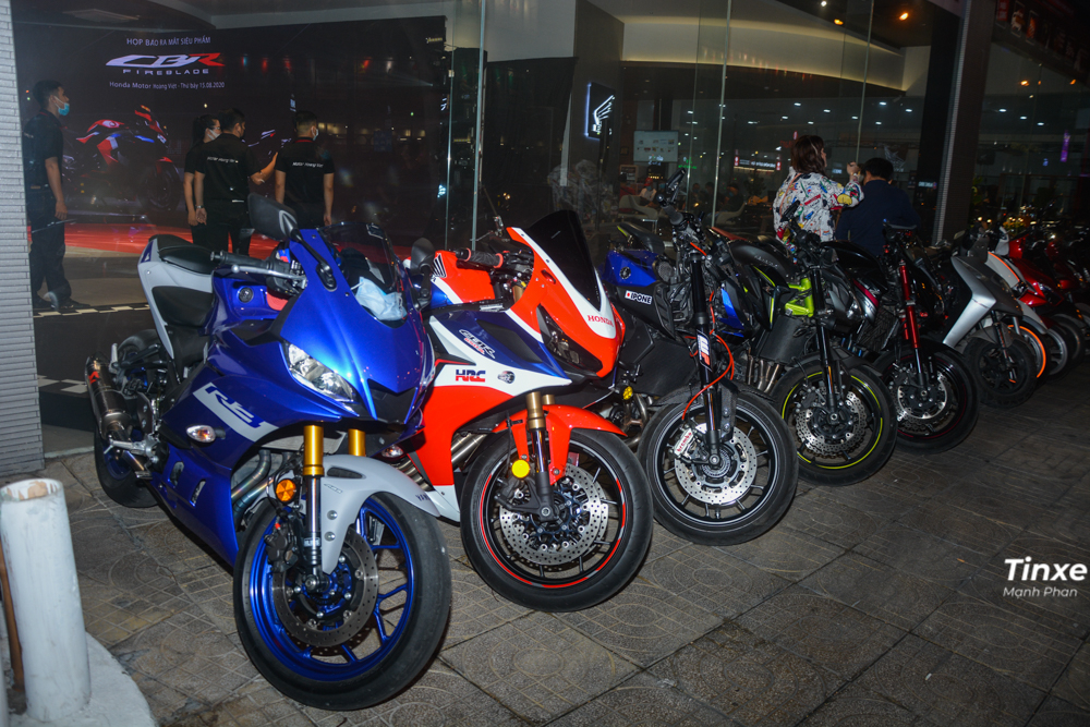 Ở góc còn lại là sự xuất hiện thêm của một chiếc Honda CBR nhưng thuộc phiên bản 650R, ngoài ra là Yamaha R3, Yamaha MT-Series hay bộ đôi Kwasaki Z-Series. Ở góc còn lại là sự xuất hiện thêm của một chiếc Honda CBR nhưng thuộc phiên bản 650R, ngoài ra là Yamaha R3, Yamaha MT-Series hay bộ đôi Kwasaki Z-Series.