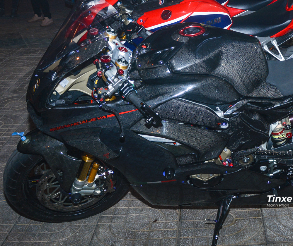 Chiếc Ducati Panigale V4 này còn được chủ nhân độ lại hệ thống khoá từ, với nút bấm đề được lấy cảm hứng từ những máy bay chiến đấu. Chiếc Ducati Panigale V4 này còn được chủ nhân độ lại hệ thống khoá từ, với nút bấm đề được lấy cảm hứng từ những máy bay chiến đấu.