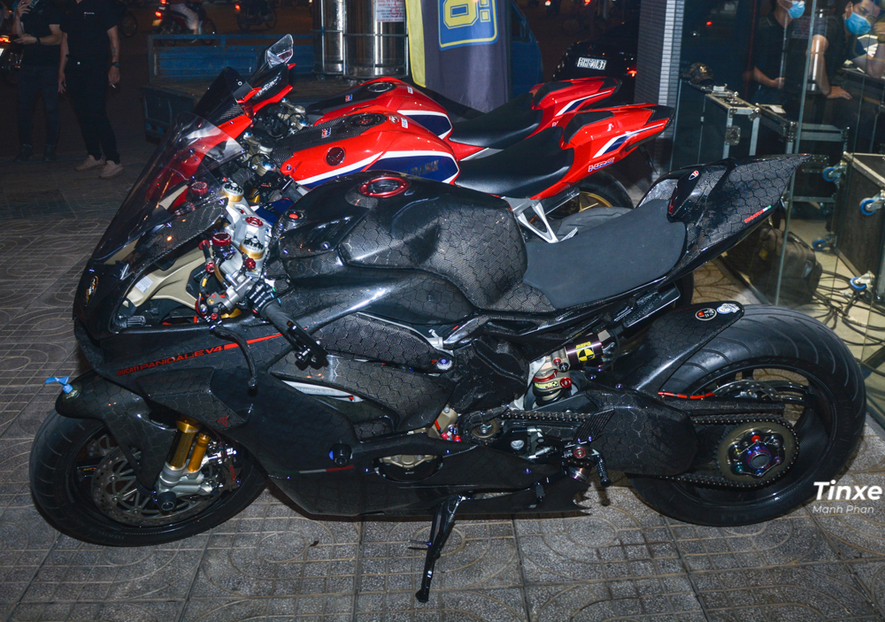 Bên cạnh đó chủ xe còn trang bị hàng loạt đồ chơi đắt tiền cho chiếc xe Ducati Panigale V4 lên dàn áo carbon như mâm BST carbon bộ lốp xe Pirelli Diablo Wet Racing, cặp phuộc hành trình ngược của hãng Ohlins, heo dầu của Brembo, bộ nồi khô STM của Ý đi kèm nắp bảo vệ Ducati Bike, cùm công tắc của những chiếc MotoGP Bên cạnh đó chủ xe còn trang bị hàng loạt đồ chơi đắt tiền cho chiếc xe Ducati Panigale V4 lên dàn áo carbon như mâm BST carbon bộ lốp xe Pirelli Diablo Wet Racing, cặp phuộc hành trình ngược của hãng Ohlins, heo dầu của Brembo, bộ nồi khô STM của Ý đi kèm nắp bảo vệ Ducati Bike, cùm công tắc của những chiếc MotoGP