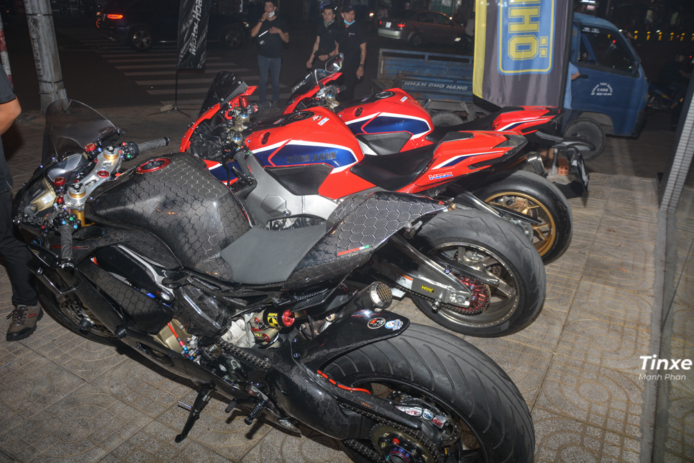 Chủ nhân của chiếc mô tô Ducati Panigale V4 lên dàn áo carbon này không chia sẻ tổng chi phí độ nhưng con số cuối cùng có thể lên đến hàng trăm triệu đồng. Chủ nhân của chiếc mô tô Ducati Panigale V4 lên dàn áo carbon này không chia sẻ tổng chi phí độ nhưng con số cuối cùng có thể lên đến hàng trăm triệu đồng.
