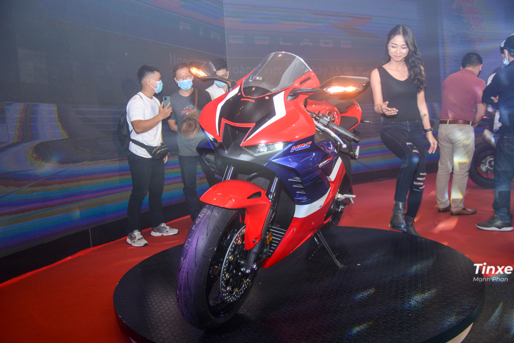Vào tối ngày 15 tháng 8 năm 2020, một đại lý Honda Motor Việt Nam ở Sài thành đã giới thiệu trước siêu mô tô Honda CBR1000RR-R Fireblade cho giới truyền thông cũng như một số ít các khách hàng VIP đến xem mắt. Vào tối ngày 15 tháng 8 năm 2020, một đại lý Honda Motor Việt Nam ở Sài thành đã giới thiệu trước siêu mô tô Honda CBR1000RR-R Fireblade cho giới truyền thông cũng như một số ít các khách hàng VIP đến xem mắt.