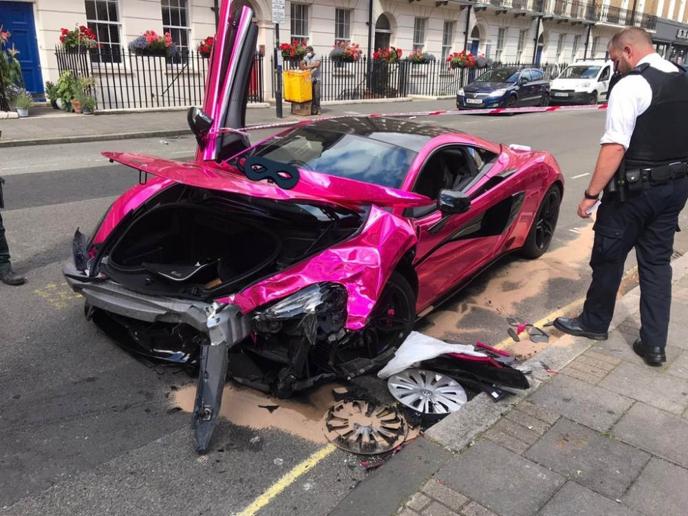 Chiếc si&ecirc;u xe McLaren 570S hư hỏng nặng đầu xe