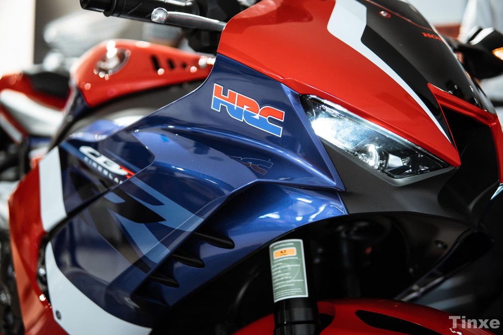 Đầu đ&egrave;n xe Honda CBR1000RR-R