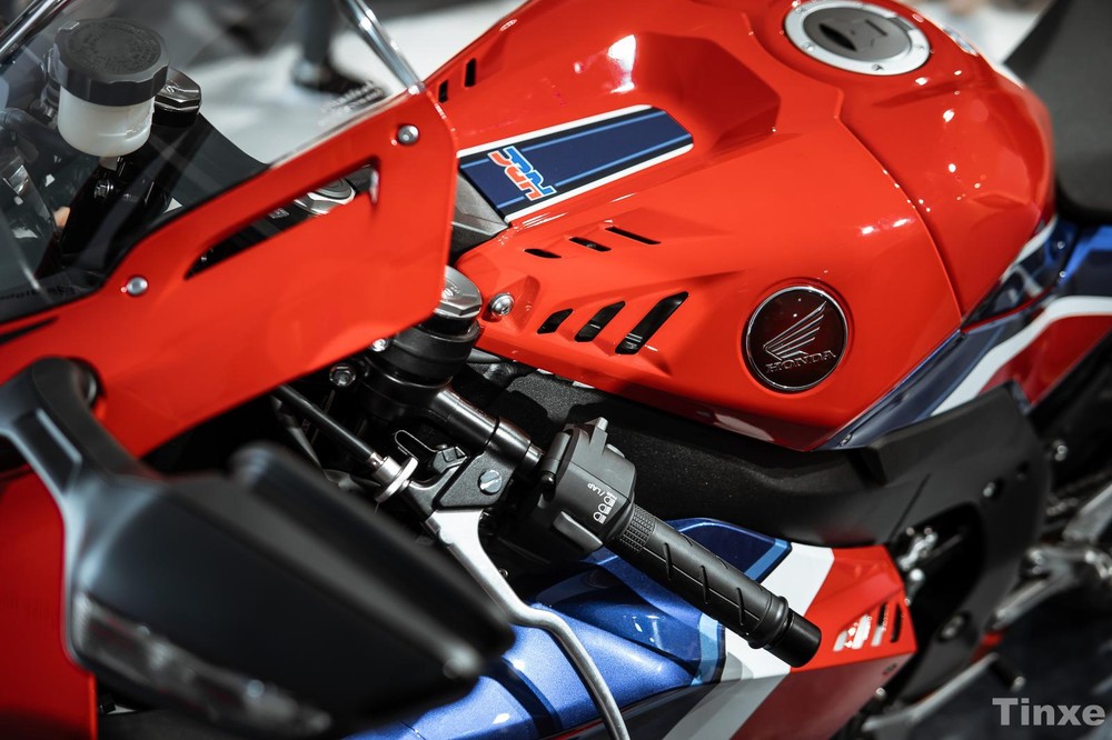 B&igrave;nh xăng cơ bắp của Honda CBR1000RR-R 2020
