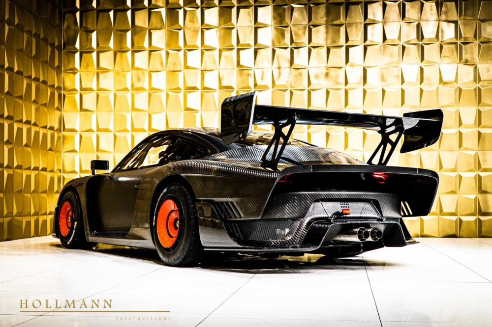 Phía sau của chiếc Porsche 935 làm từ sợi carbon toàn tập