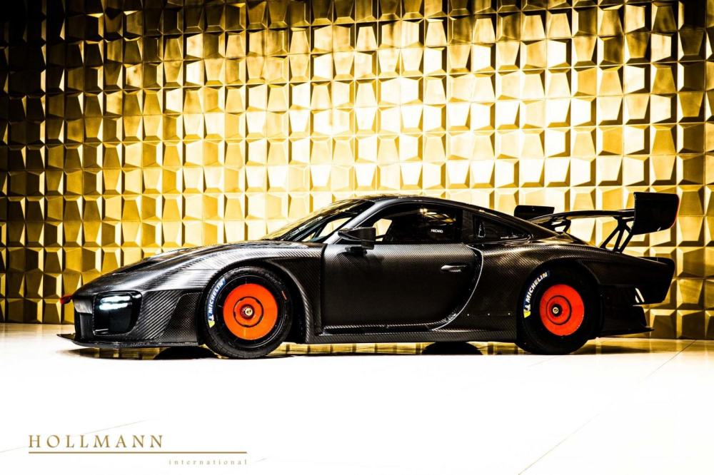 Bên sườn của chiếc Porsche 935 làm từ sợi carbon toàn tập