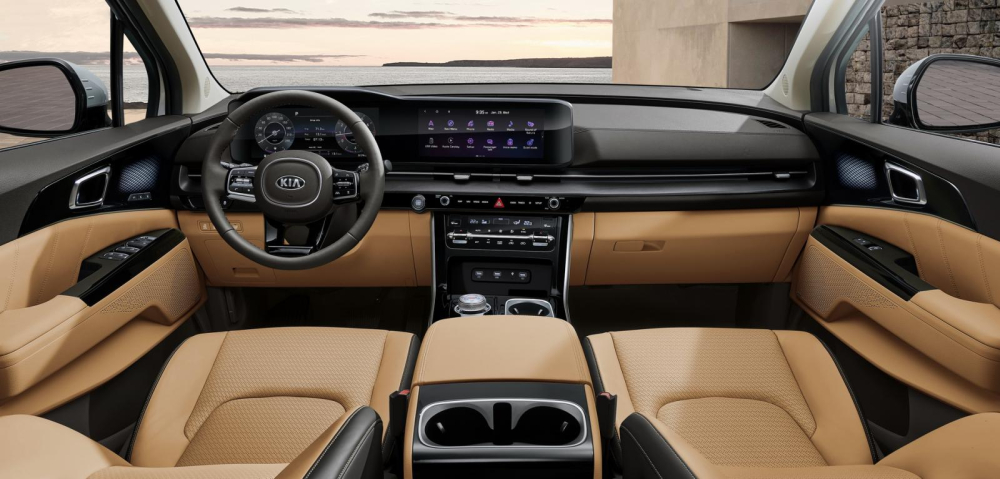 Cửa gi&oacute; điều h&ograve;a k&eacute;o d&agrave;i tr&ecirc;n mặt t&aacute;p-l&ocirc; l&agrave; một điểm nhấn b&ecirc;n trong Kia Sedona 2021