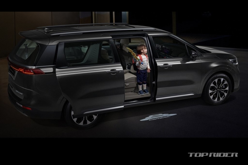 Cửa b&ecirc;n sườn của Kia Sedona 2021 c&ograve;n c&oacute; đ&egrave;n soi đường