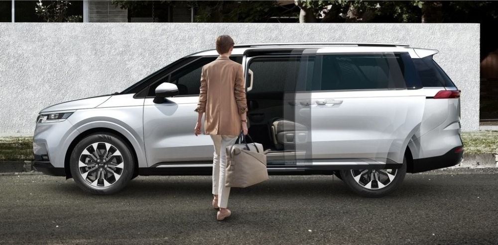 Kia Sedona 2021 c&oacute; cửa trượt mở tự động b&ecirc;n sườn