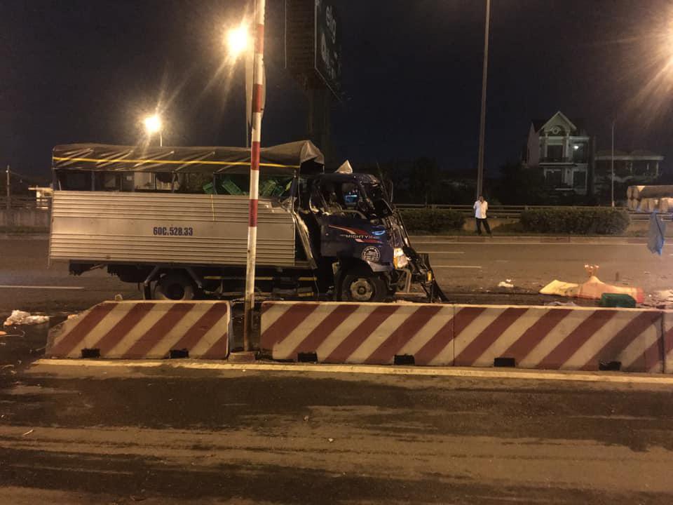 Chiếc &ocirc; t&ocirc; tải bị hư hỏng nặng sau vụ tai nạn