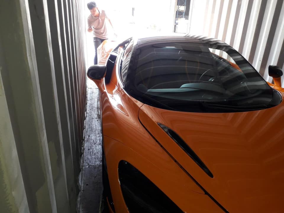 Si&ecirc;u xe mui trần McLaren 720S Spider m&agrave;u cam n&agrave;y được nhập về cảng Đ&agrave; Nẵng