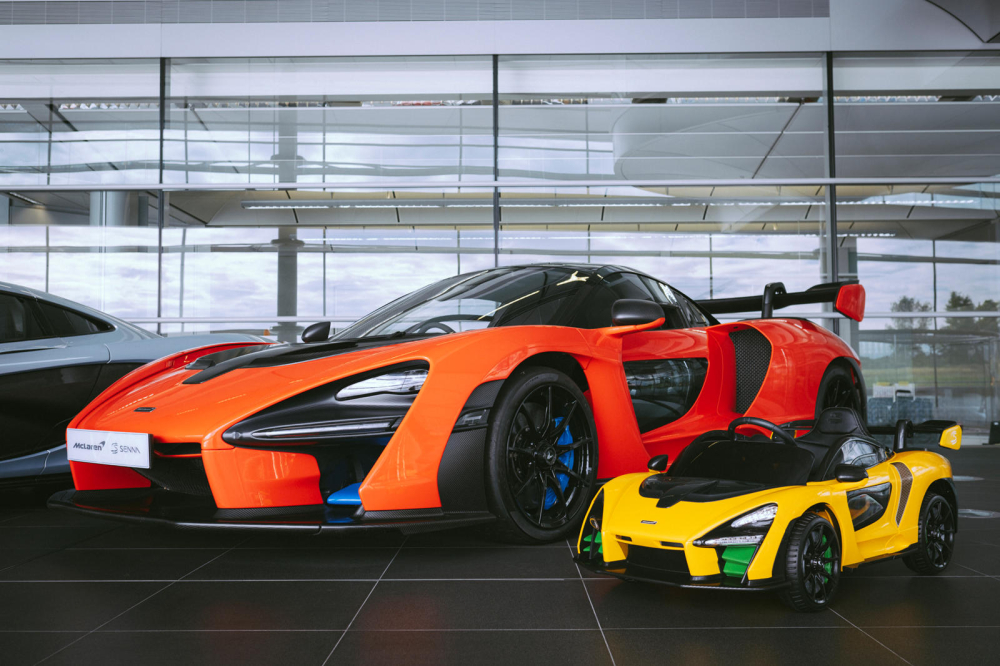 McLaren Senna đồ chơi đứng cạnh xe thật
