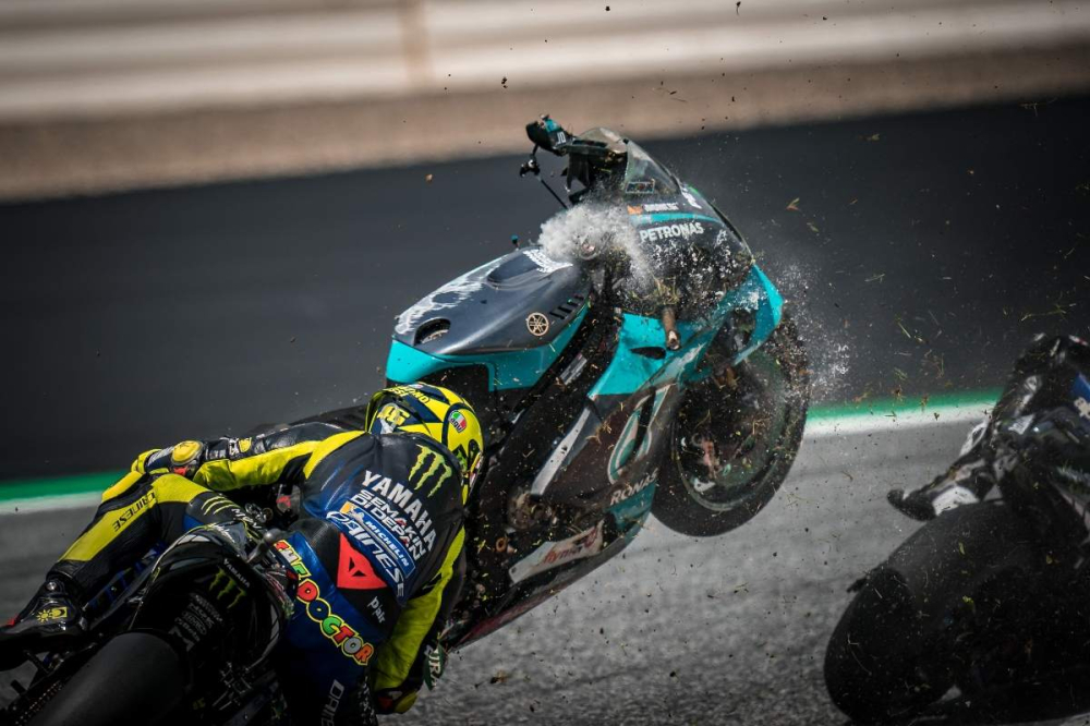 Khoảnh khắc chiếc xe tai nạn bay cắt mặt Valentino Rossi
