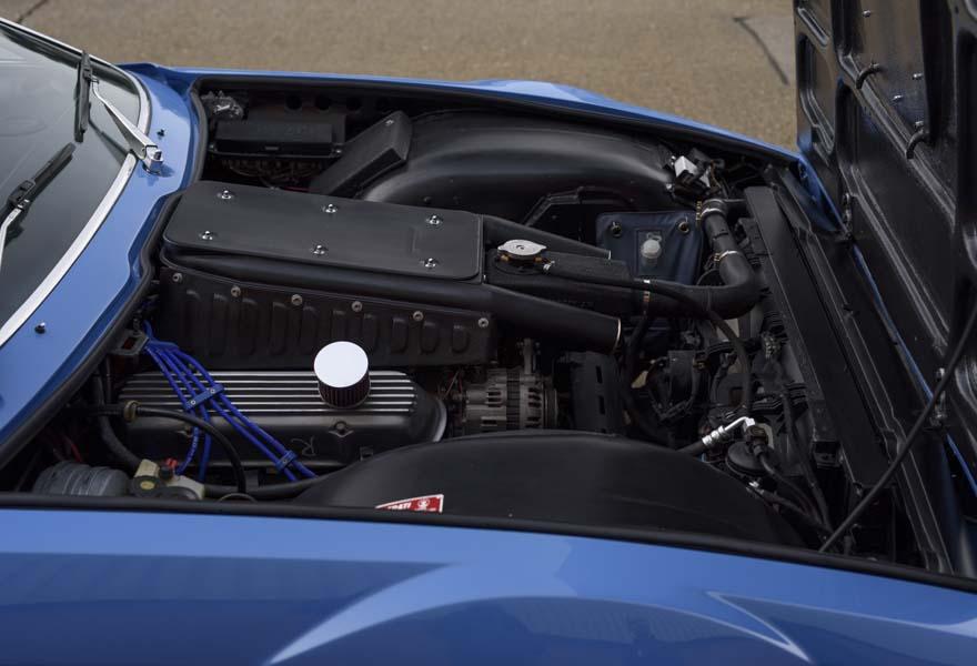 B&ecirc;n dưới nắp ca-p&ocirc; của chiếc Maserati Khamsin n&agrave;y l&agrave; động cơ Holden
