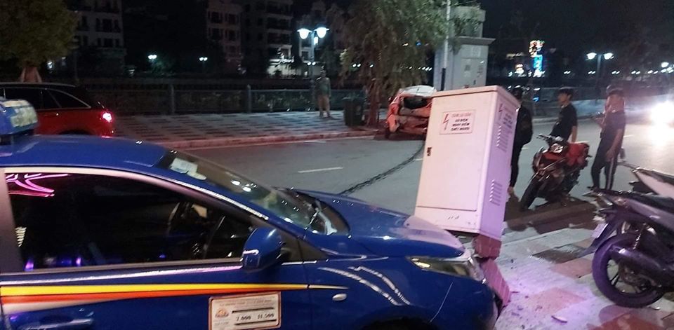 Chiếc xe taxi t&ocirc;ng đổ một trụ điện tr&ecirc;n vỉa h&egrave;