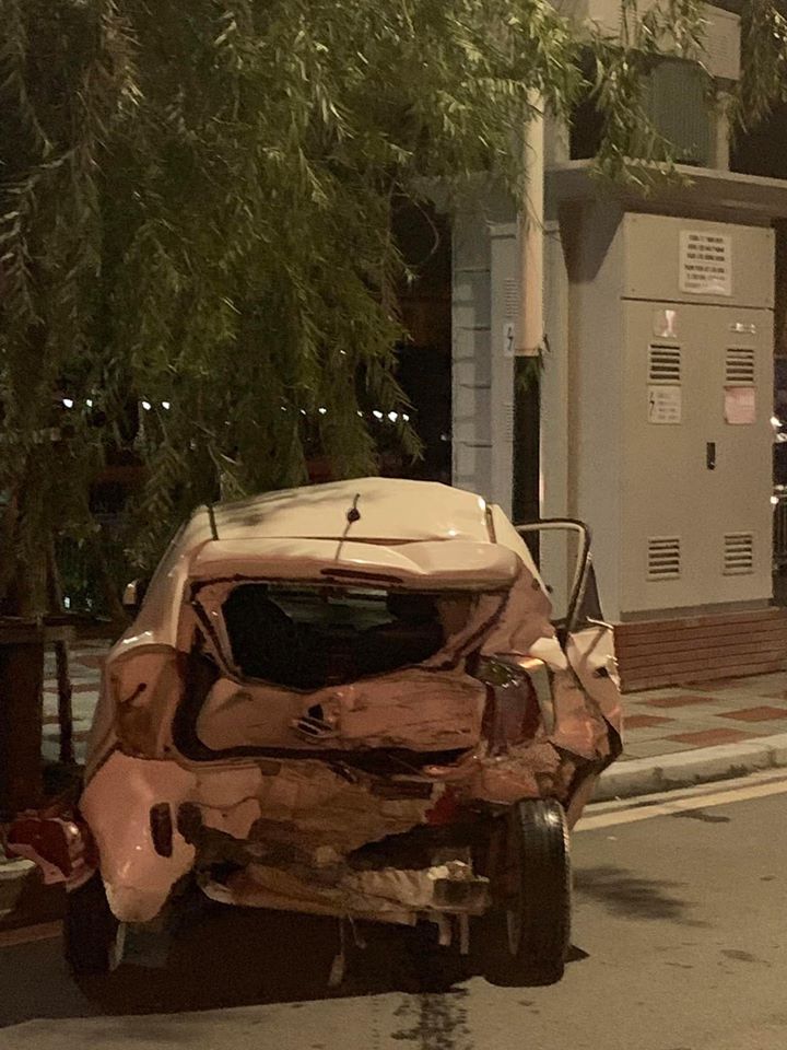 Chiếc &ocirc; t&ocirc; Kia Van bị chiếc xe b&aacute;n tải t&ocirc;ng tr&uacute;ng