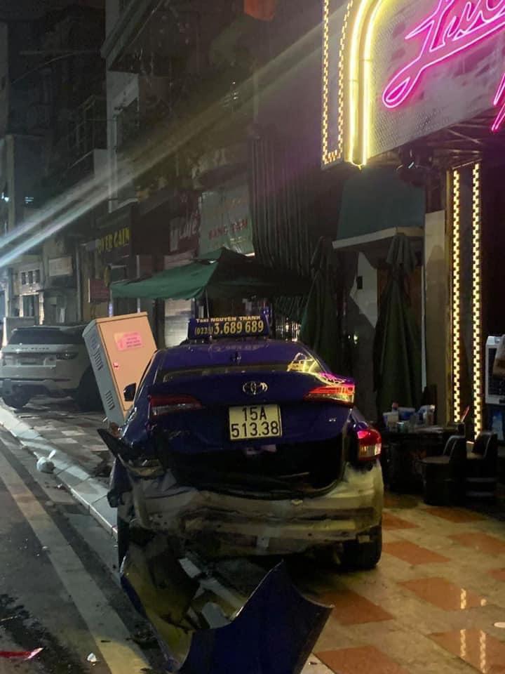 Chiếc taxi bị hư hỏng nặng