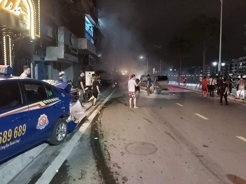 Cả 4 chiếc ô tô đều bị hư hỏng nặng sau vụ tai nạn