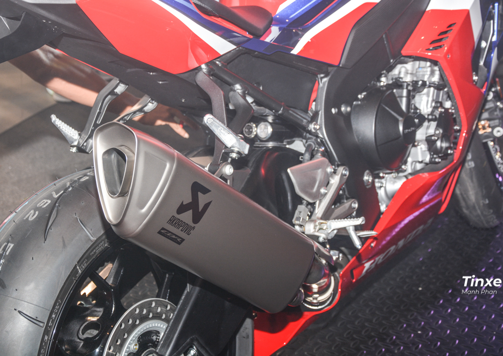 Ống xả Akrapovic mang đến những âm thanh điên dại hơn cho siêu mô tô Honda CBR1000RR-R Fireblade
