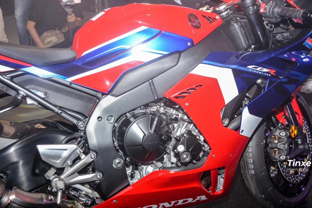 Động cơ 4 xy-lanh thẳng hàng, dung tích 999 phân khối trên Honda CBR1000RR-R Fireblade 