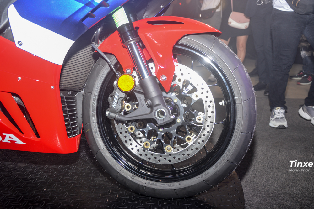 Cận cảnh hệ thống treo trước của Honda CBR1000RR-R Fireblade cùng cặp phanh đĩa kép có đường kính lên đến 330 mm