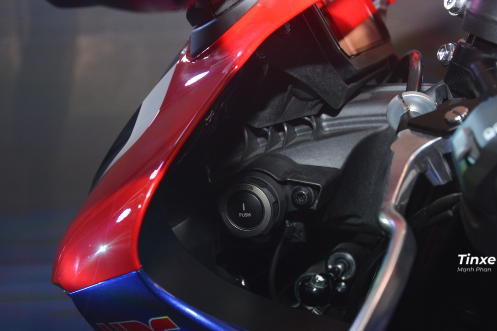Nút tắt động cơ trên Honda CBR1000RR-R Fireblade