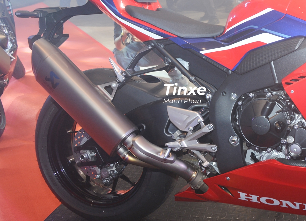 Cận cảnh ống xả bằng titan do hãng Akrapovic phát triển dành cho siêu mô tô Honda CBR1000RR-R Fireblade