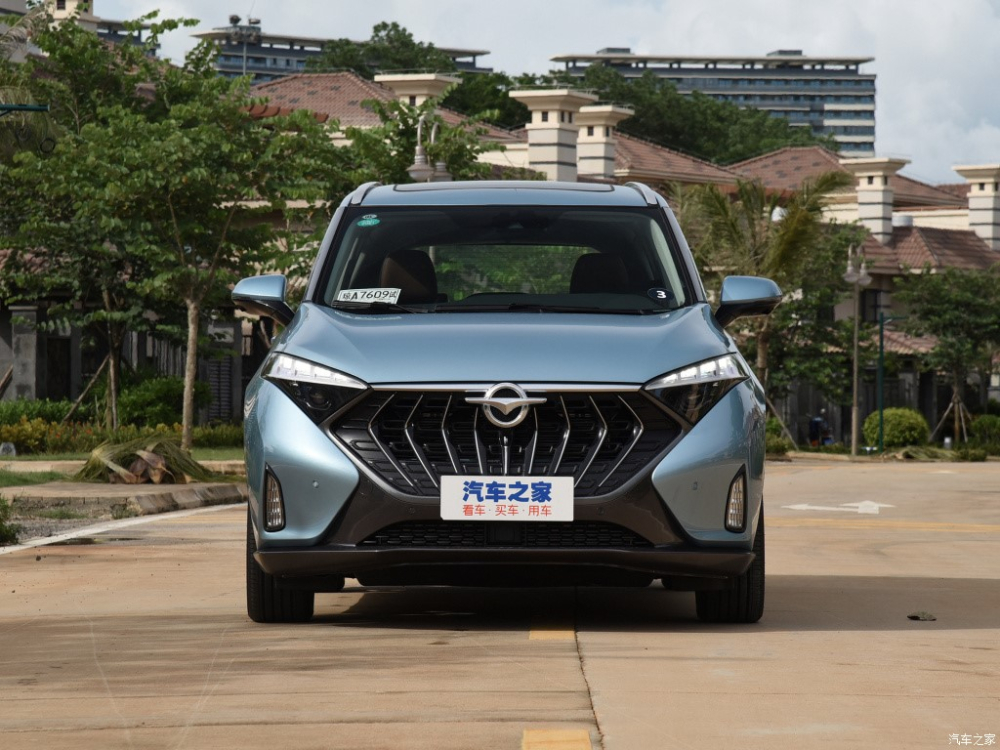 Mặt trước của xe mang một thiết kế hầm hố v&agrave; lạ l&ugrave;ng