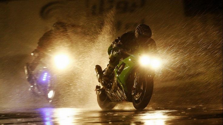 Một số lưu &yacute; khi chạy xe m&ocirc; t&ocirc; trong điều kiện mưa b&atilde;o