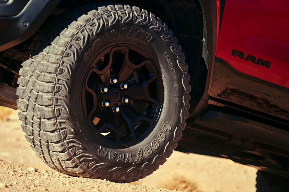 Ram 1500 TRX 2021 d&ugrave;ng lốp 35 inch