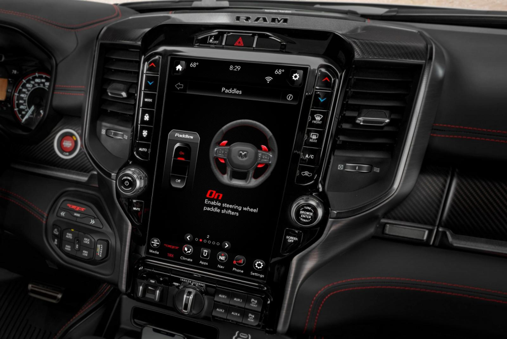 M&agrave;n h&igrave;nh th&ocirc;ng tin giải tr&iacute; của Ram 1500 TRX 2021