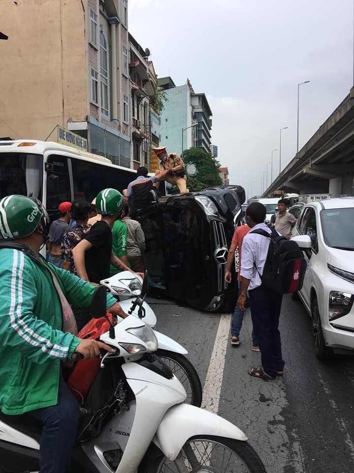 CSGT tr&egrave;o l&ecirc;n xe, cứu t&agrave;i xế điều khiển chiếc Mercedes-Benz GLC ra ngo&agrave;i