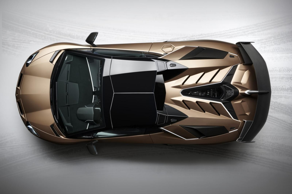 Phần mui xe 2 phần riêng biệt bằng carbon của Lamborghini Aventador SVJ mui trần nhìn từ trên cao Phần mui xe 2 phần riêng biệt bằng carbon của Lamborghini Aventador SVJ mui trần nhìn từ trên cao