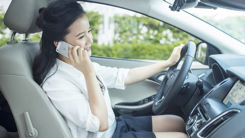 Sử dụng điện thoại khi đang lái xe ô tô có thể bị phạt tới 2 triệu đồng.